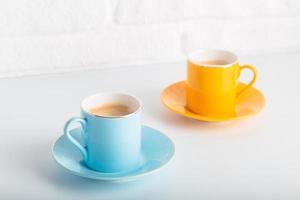 xícaras coloridas de café turco vista sobre estúdio branco. estilo minimalista com espaço de cópia. foto