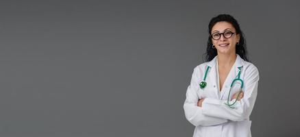 belo retrato de mulher jovem médico turco sorridente. ela usa óculos. ela é um humor confiante. foto