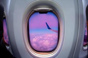 vista de asa de avião durante o pôr do sol com cores roxas fantásticas. foto