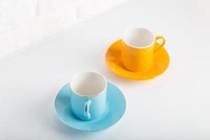 xícaras coloridas de café turco vista sobre estúdio branco. estilo minimalista com espaço de cópia. foto