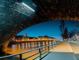 cena crepuscular do rio sena paris com cores fantásticas durante o pôr do sol. foto