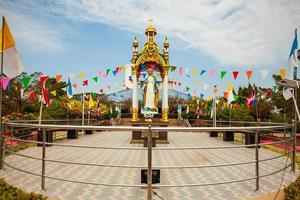 a Imaculada Conceição fica em frente à catedral da Imaculada Conceição no campo. província de nakhon nayok, tailândia foto