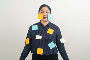 Mulher de negócios asiática estressada pelo trabalho árduo foto