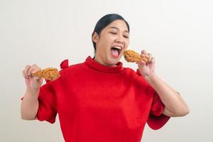 mulher asiática com frango frito disponível foto