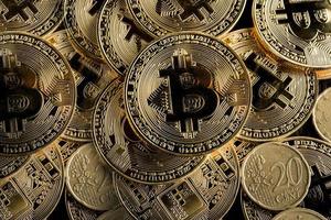 moeda bitcoin a criptomoeda de moeda digital de bit físico uma moeda de ouro com um lindo símbolo de bitcoin dourado. caber seu valioso trabalho. foto