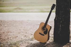 minha mão e instrumento de guitarra foto