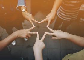 visão próxima de jovens amigos com pilhas mostrando unidade e trabalho em equipe. cooperação no trabalho foto