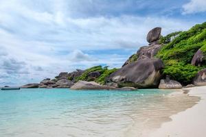 Similan Bay Sailing Rock Island no Mar de Andaman foto