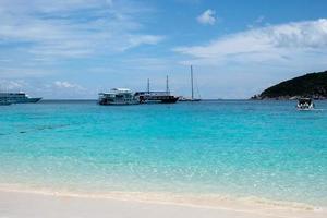 belo mar tropical de andaman com céu azul e navio foto