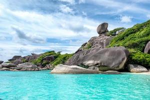 Similan Bay Sailing Rock Island no Mar de Andaman foto