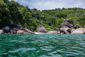 ilhas similan com rochas naturais no litoral no mar tropical em dia ensolarado foto