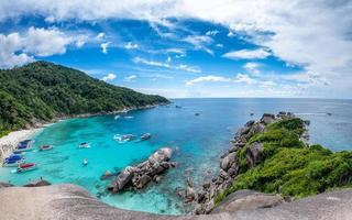 Similan Bay Sailing Rock Island no Mar de Andaman foto