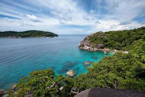 lindo mar azul com o céu no mirante na ilha similan foto