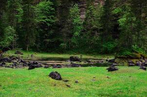 lagoa e pedras foto