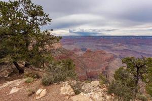 dia nublado no grand canyon no arizona foto