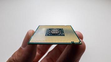 segurando a cpu voltada para cima para ver seus contatos, selecione o foco. verifique a limpeza e disponibilidade foto