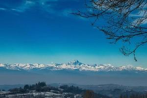 a serra do monviso e o langhe piemontês após uma queda de neve no inverno de 2022 foto