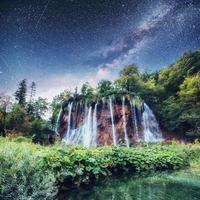 vistas fantásticas de cachoeiras e água azul-turquesa foto