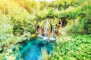 vistas fantásticas de cachoeiras e água azul-turquesa uma luz do sol foto