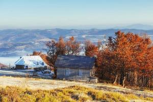 cabana nas montanhas no inverno. névoa misteriosa. em antecipação foto