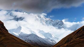 nevoeiro espesso na garganta da passagem da montanha. Geórgia, svaneti. Europa. foto