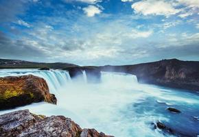 cachoeira godafoss ao pôr do sol. mundo da beleza. Islândia, Europa foto