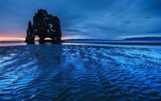 hvitserkur 15 m de altura. é uma rocha espetacular no mar foto