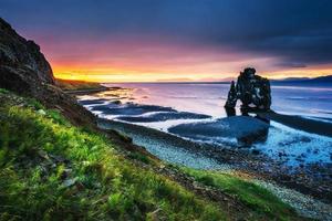 hvitserkur é uma rocha espetacular no mar na costa norte foto