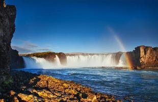 cachoeira godafoss ao pôr do sol. paisagem fantástica. bela porra foto