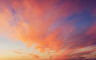 nuvens laranja cor de rosa no céu azul foto