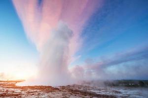 Erupção do gêiser Strokkur na Islândia. cores fantásticas brilham thro foto