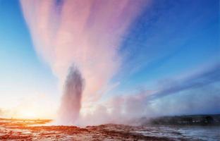 Erupção do gêiser Strokkur na Islândia. cores fantásticas brilham thro foto