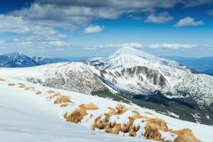 misteriosa paisagem de inverno majestosas montanhas foto