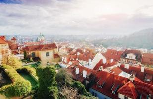 o telhado vermelho em Praga. vista panorâmica foto