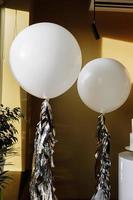 grandes bolas brancas de gel. conceito de celebração. balões brancos para um feriado, aniversário ou outra celebração. foco seletivo