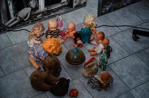 brinquedos de bonecas soviéticas na área de desastre nuclear de chernobyl. foto
