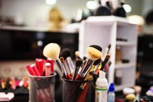 pincéis de maquiagem profissional no salão de beleza. foto