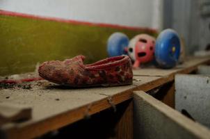 sapatos soviéticos chinelos de crianças em pó na área de desastre nuclear de chernobyl. foto