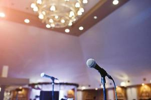 close-up de dois microfones na sala de concertos. foto