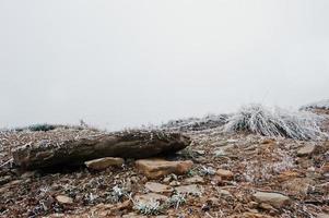 pedras de geada na escalada de montanha na colina foto