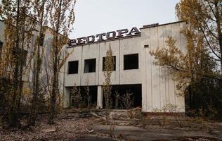 restaurante na zona de exclusão de chernobyl com ruínas da zona abandonada da cidade de pripyat da cidade fantasma de radioatividade. foto