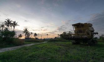 colheitadeira amarela nos malaios rural kampung foto