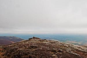 topo da colina da montanha de gelo nas montanhas dos cárpatos. foto