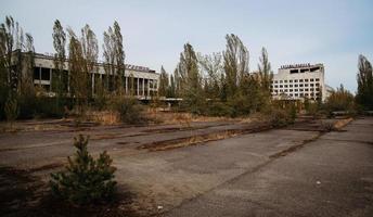 casa da cultura energetik e hotel polissya na cidade de chernobyl, ucrânia. cidade abandonada. foto