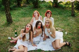 meninas vestindo vestidos brancos se divertindo na festa de despedida. foto