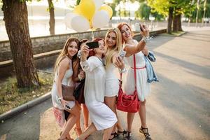 grupo de meninas fazendo selfie na festa de despedida. foto