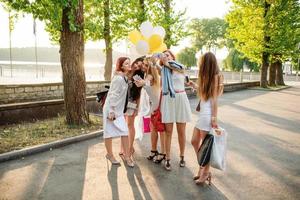 grupo de meninas fazendo selfie na festa de despedida. foto