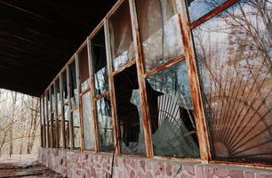 janelas quebradas no quadro enferrujado no desastre de chernobyl, ucrânia. foto