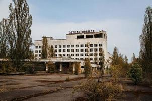 hotel polissya na cidade de chernobyl, ucrânia. cidade abandonada. foto