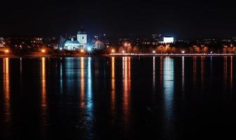 panorama das luzes da cidade à noite e reflexões no lago em ternopil, ucrânia, europa. foto